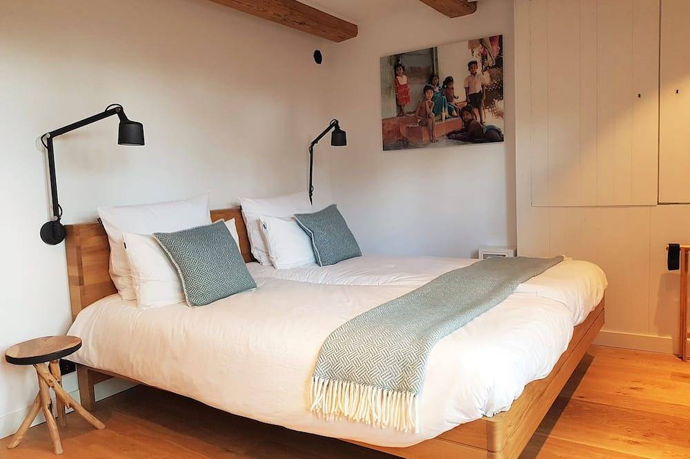 Stay in our centrally located 18th century house. Contactless stay possible. in Dutch Coast