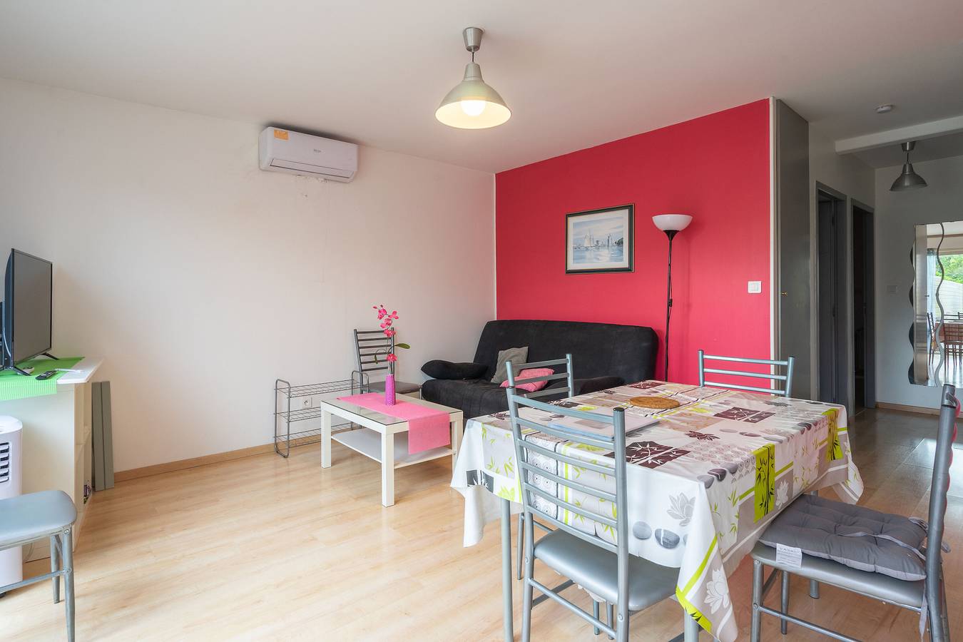 Entire apartment, Apartment 'Le Clos Du Champ De L'Amour - La Rochelle' with Pool, Wi-Fi and Air Conditioning in Saint-Simon-de-Bordes, Jonzac region