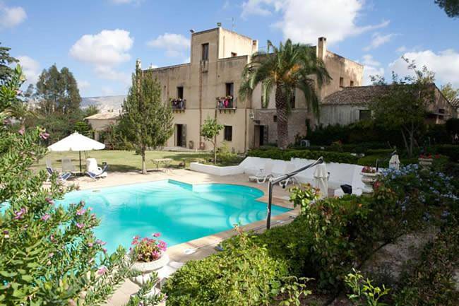 Apartahotel para 3 personas, con vistas y jardín además de piscina y sauna, Se admiten mascotas en Sicilia