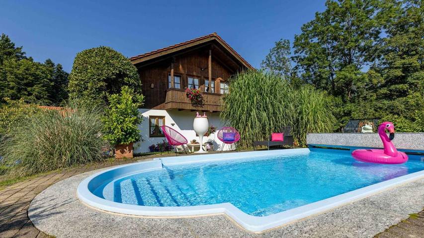 Ferienwohnung für 3 Personen, mit Sauna und Garten sowie Pool und Ausblick, kinderfreundlich in Bad Heilbrunn