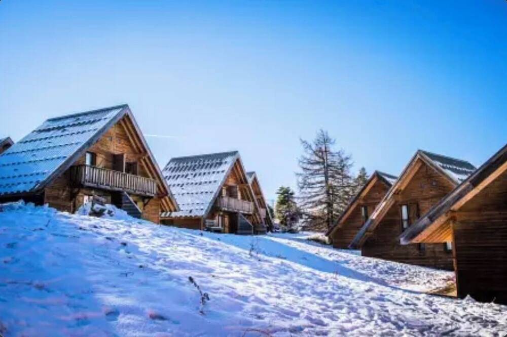 Cosy 6/9-person chalet close to the slopes, with sauna, pool and fireplace. in La Joue du Loup, Le Dévoluy