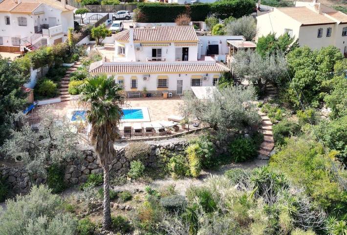 Casa rural para 6 personas, con jardín y vistas además de terraza y piscina en Alcaucín