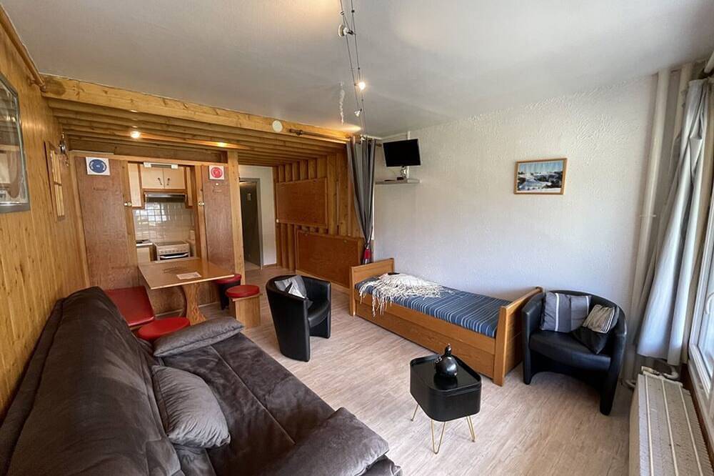 Entire apartment, Studio with balcony in the resort center, Wifi and pets allowed in Le Lioran, Laveissière