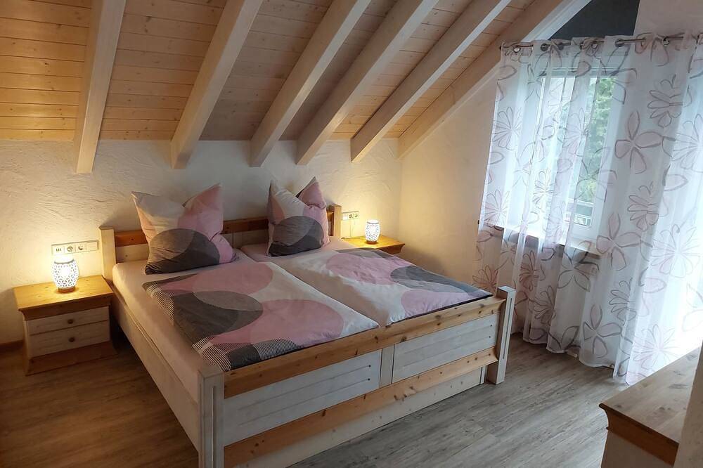 Ganze Wohnung, Ferienwohnung Albblick Neuffen - hell, modern, gemütlich, ideal für 2-3 Personen in Neuffen, Landkreis Esslingen