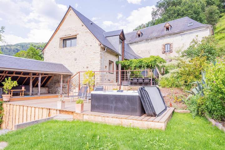 Gîte pour 12 personnes, avec jardin ainsi que terrasse et jacuzzi, animaux acceptés