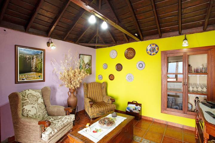 Holiday Home 'La Chirlaca' with Sea View, Private Garden and Wi-Fi in Tijarafe, La Palma South