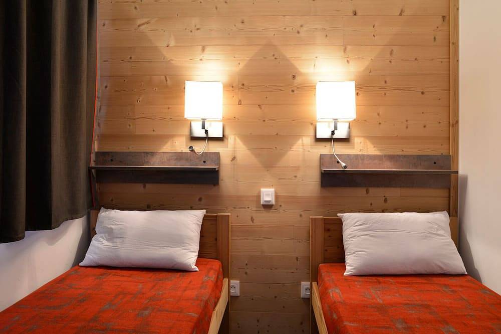 Entire apartment, Spacious Renovated Apartment · Near Slopes · Sleeps 11 · Balcony · Pet Friendly in La Plagne, La Plagne-Tarentaise