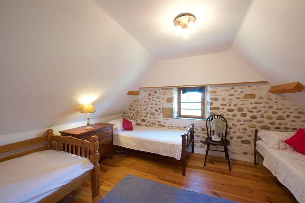 Beautiful countryside, 5 min walk from all amenities in Susmiou, Béarn