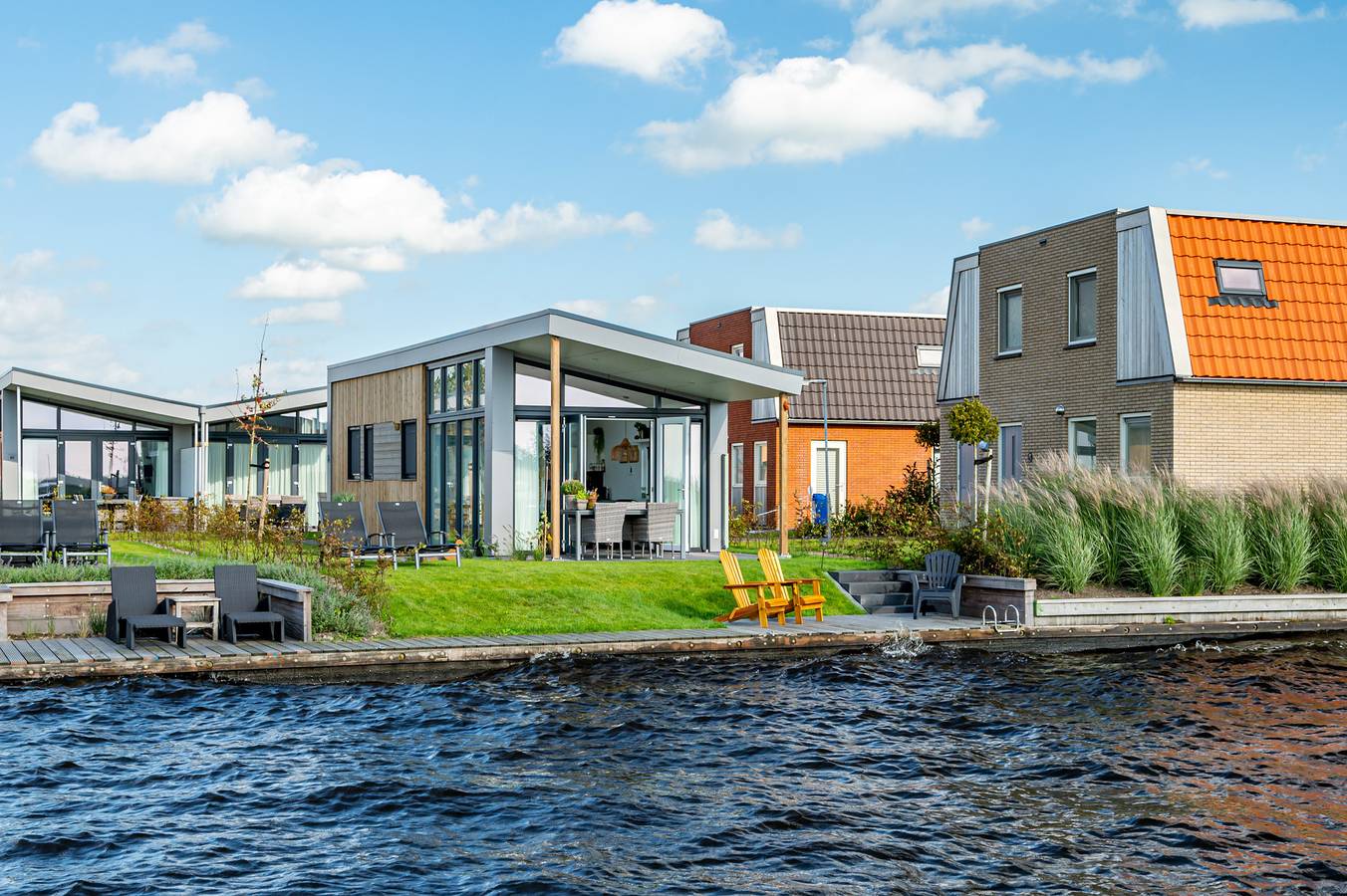 Tusken de Marren — Knilles 4 Personen am Wasser in Akkrum, Friesland