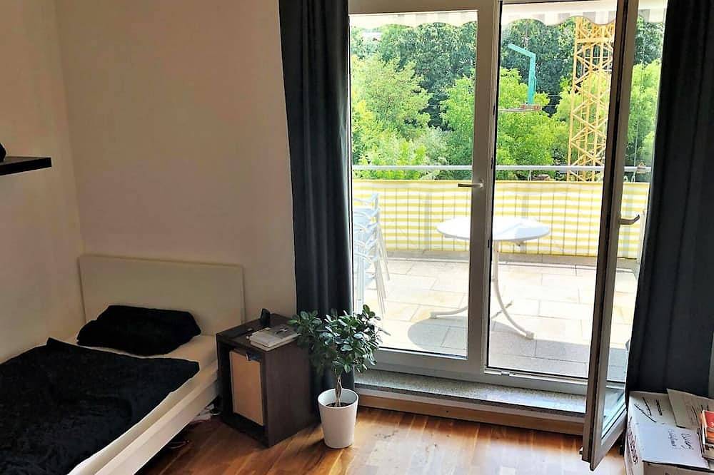 Ganze Wohnung, Great big apartment with fireplace and terrace in Weinstadt, Rems-Murr-Kreis