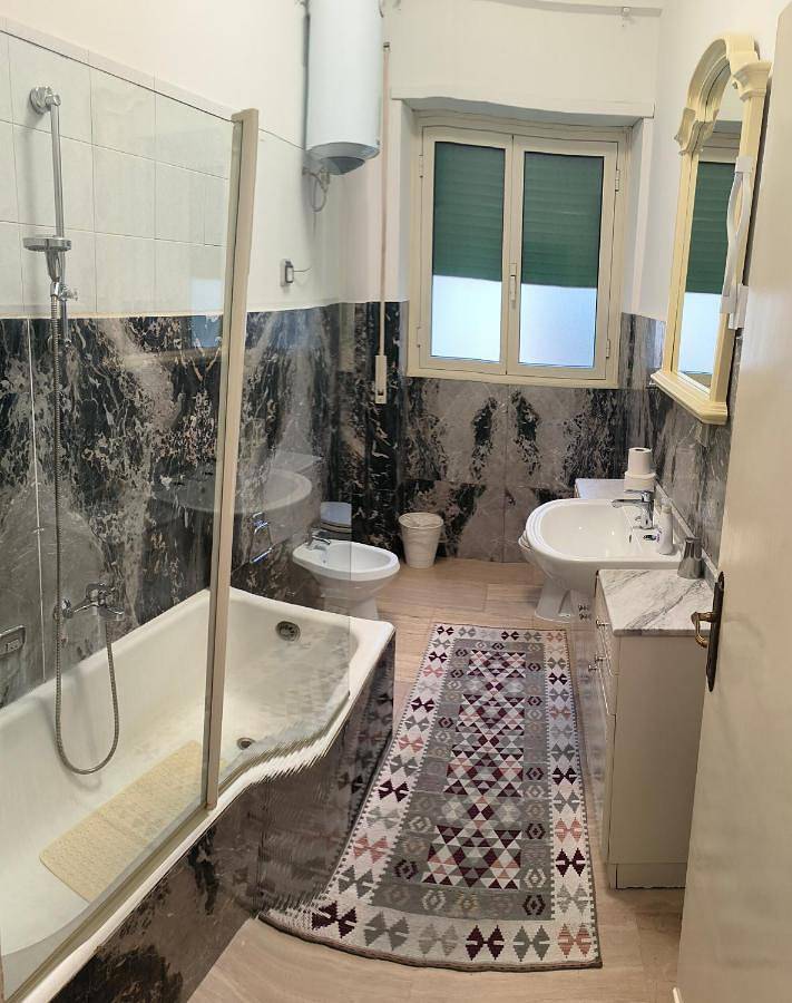 Single Room in Eur (Roma), Roma
