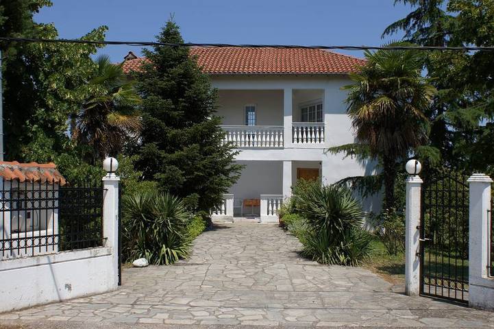 Vacation rental for 9 people, with balcony and yard, with pets in Pieria