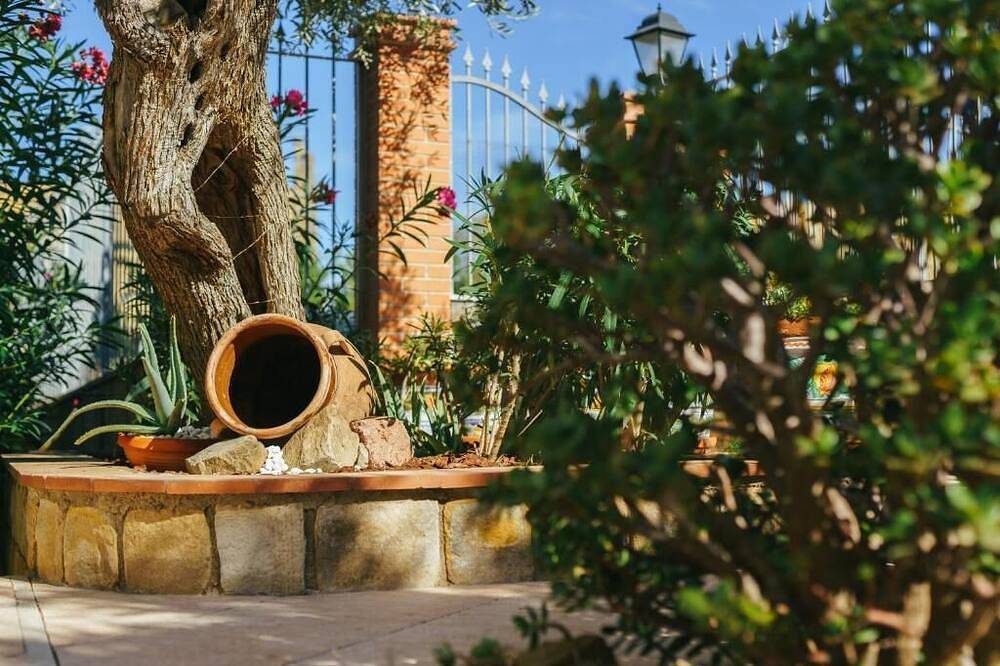 Room with private bathroom and patio in Mazzaforno, Cefalù (Gemeente)