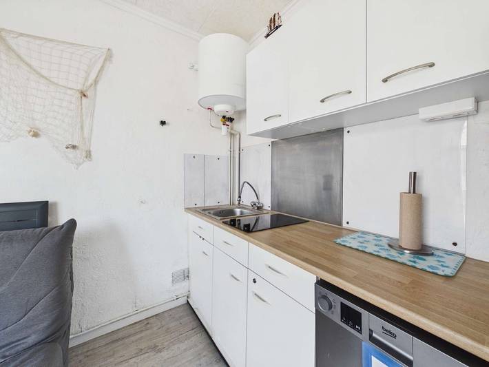 Entire apartment, Cozy 2-Room Apartment with Terrace & Parking Near Beach and Market in Marseillan-Plage, Marseillan