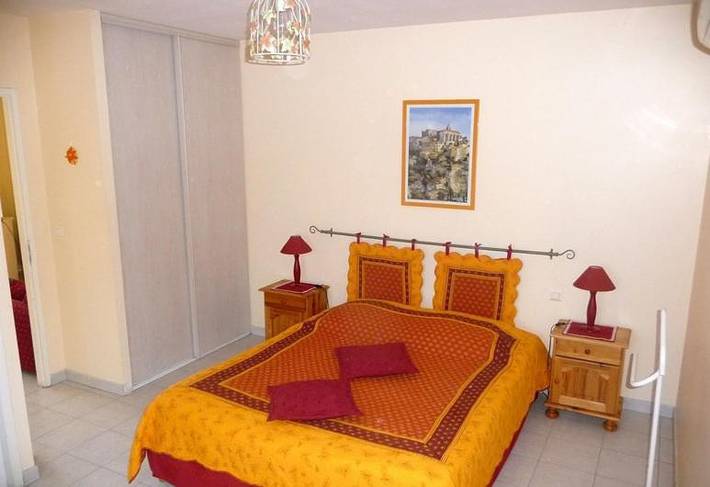 Location de vacances pour 3 personnes, avec piscine ainsi que jardin et terrasse à Mollégès - 3