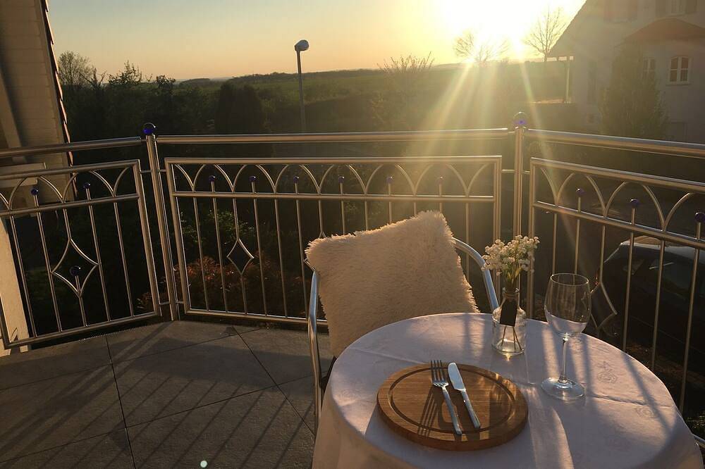 Ganze Wohnung, Modernes großzügiges Appartement mit Fußbodenheizung und Balkon in Oberschwarzach, Fränkisches Weinland