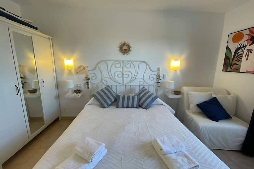 Apartamento entero, Algaiarens - Apto con piscina y junto a la playa in Cala Blanes, Ciudadela
