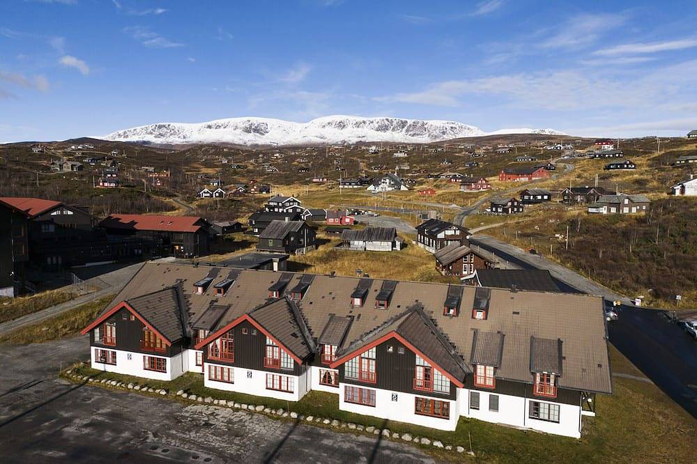 Ganze Wohnung, Alpine Apartment with Parking and Balcony in Hol