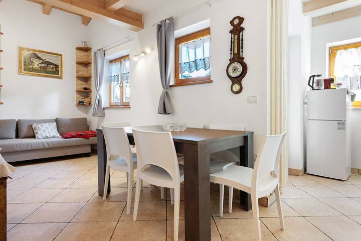 Entire apartment, Apartment 'Goldener Schnee Tesero' with Mountain View, Private Terrace and Wi-Fi in Tesero, Fleimstaler Alpen
