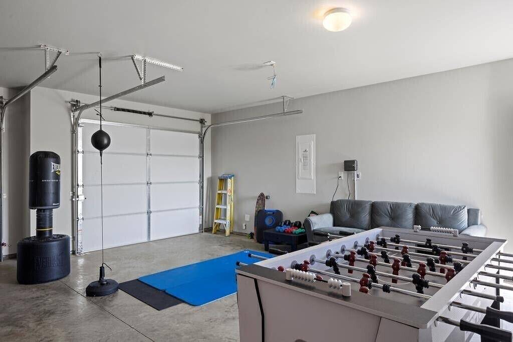 New house!! Outdoor Hot tub with beautiful sunset views in Kennewick, Washington