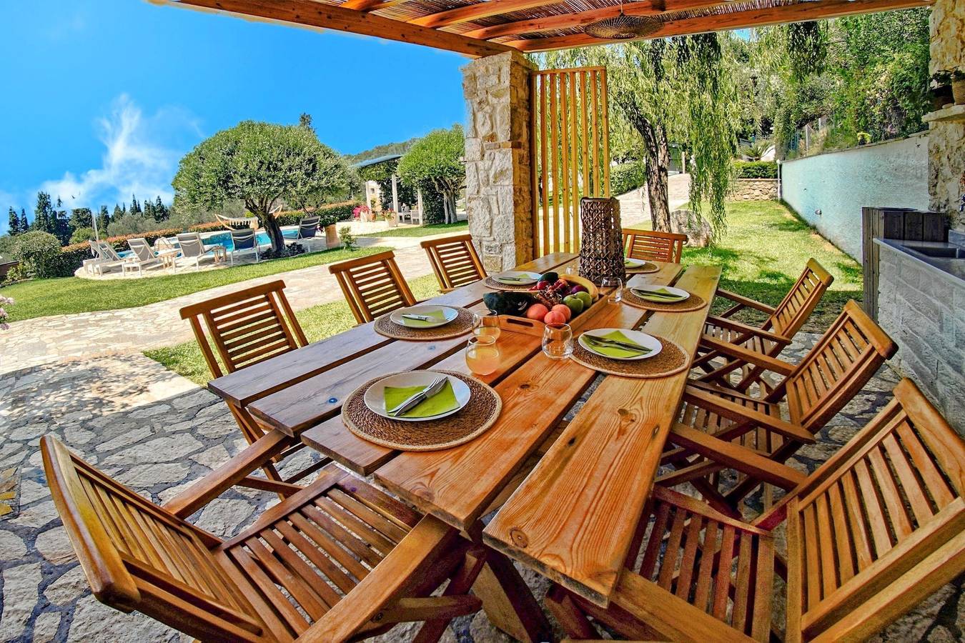 Villa Claire Corfu: 10 Hektar Privatvilla mit Pool & Gästehaus auf Korfu in Achilleio, Korfu