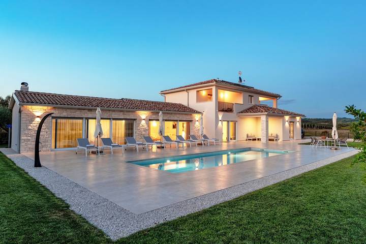 Villa für 8 Personen, mit Garten und Pool sowie Balkon in Kaštel (Plovanija)