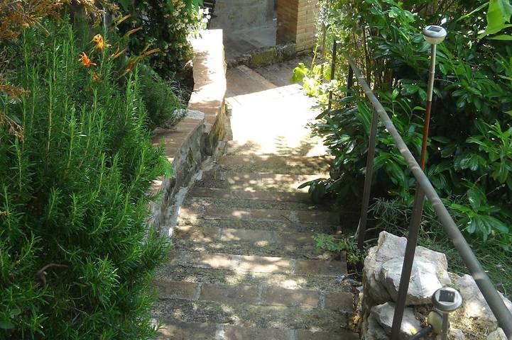 Agriturismo per 2 persone, con terrazza e giardino nonché piscina in Passignano sul Trasimeno