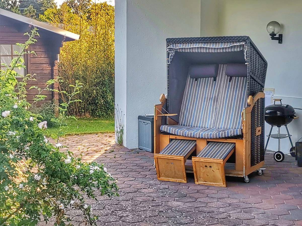 Foehrenhus Ferienbungalow in ruhiger Lage für 4 Personen Wlan Terrasse Strandkorb und Hund in Niendorf, Timmendorfer Strand
