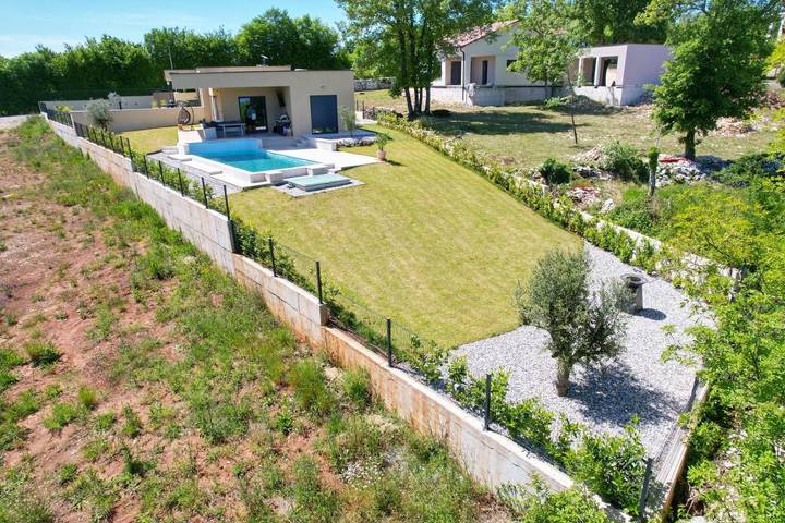 Location de vacances pour 6 personnes, avec terrasse ainsi que piscine et vue à Tinjan - 2