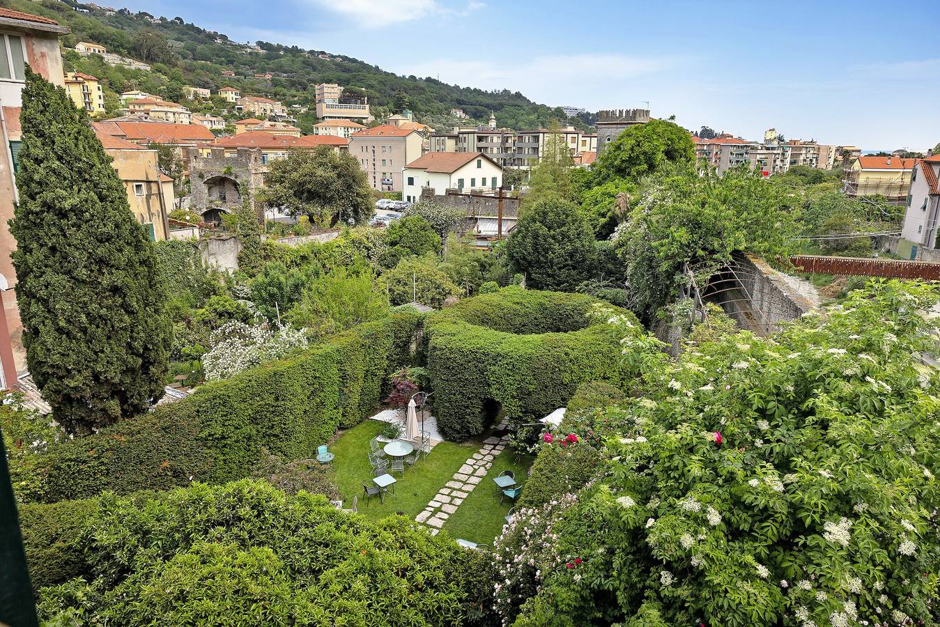Ganze Wohnung, Haustierfreundliche Ferienwohnung Trilocale Ginevra mit Bergblick, Balkon und Wlan in Finale Ligure, Finale Ligure Gemeinde