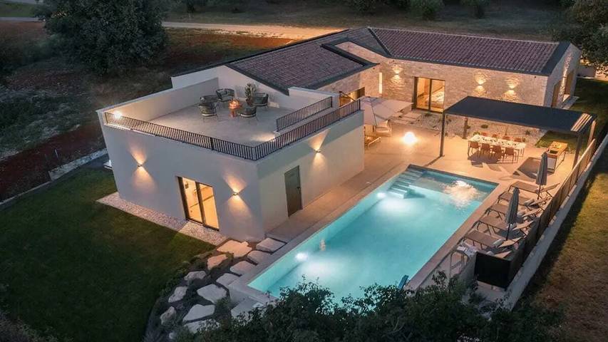 Villa for 8 personer, med pool og balkon - 1