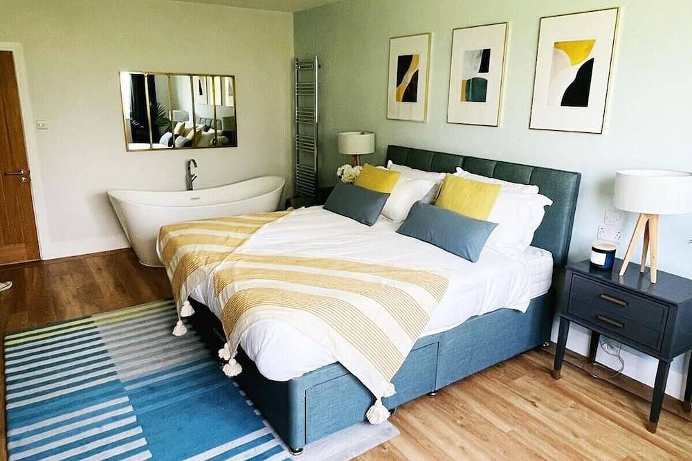 Luxury Cedar House, Private Garden & Pool House in Bosham, Sussex Occidental