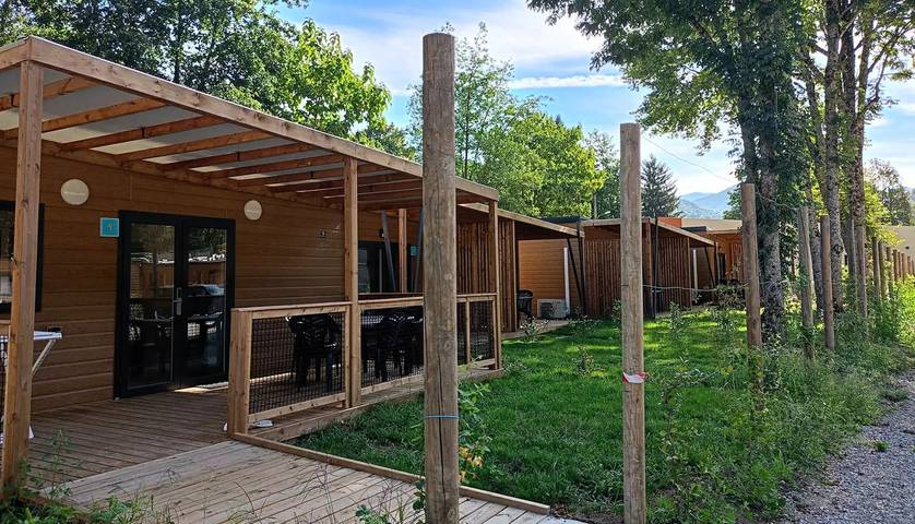 Camping pour 2 personnes, avec terrasse, animaux acceptés dans l' Ariège