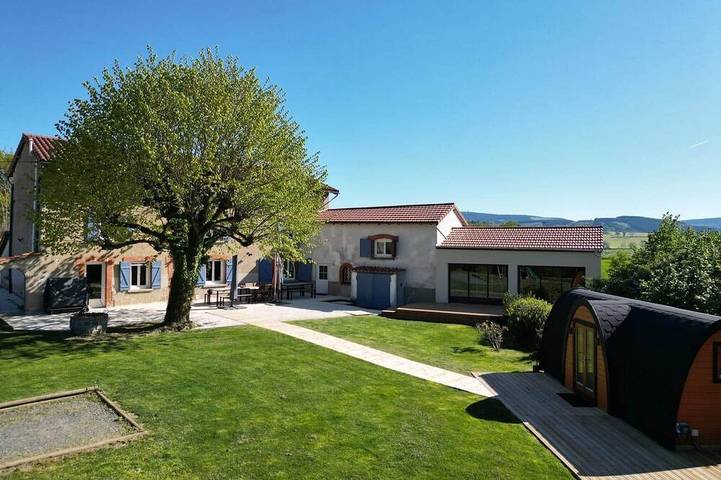 Location de vacances pour 23 personnes, avec balcon ainsi que jardin et jacuzzi dans Montchal