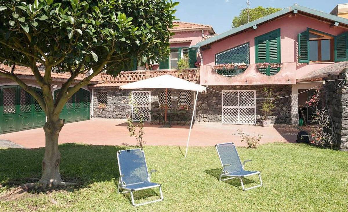 Villa 6 pax este Sicilia con amplio jardín entre el Etna y el mar Taormina 20 min in Tonno, Provincia de Catania