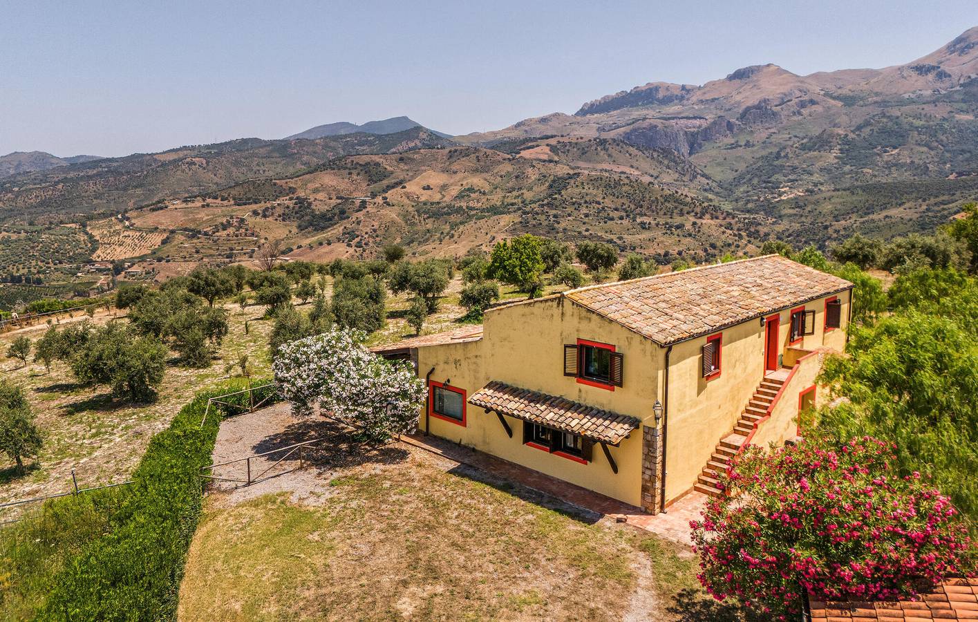 Ganze Ferienwohnung, Apartment mit Meerblick, Parkplatz, Pool und Küche - 1000m vom Ristorante dell'Agriturismo Le Campanelle in Collesano, Palermo Provinz