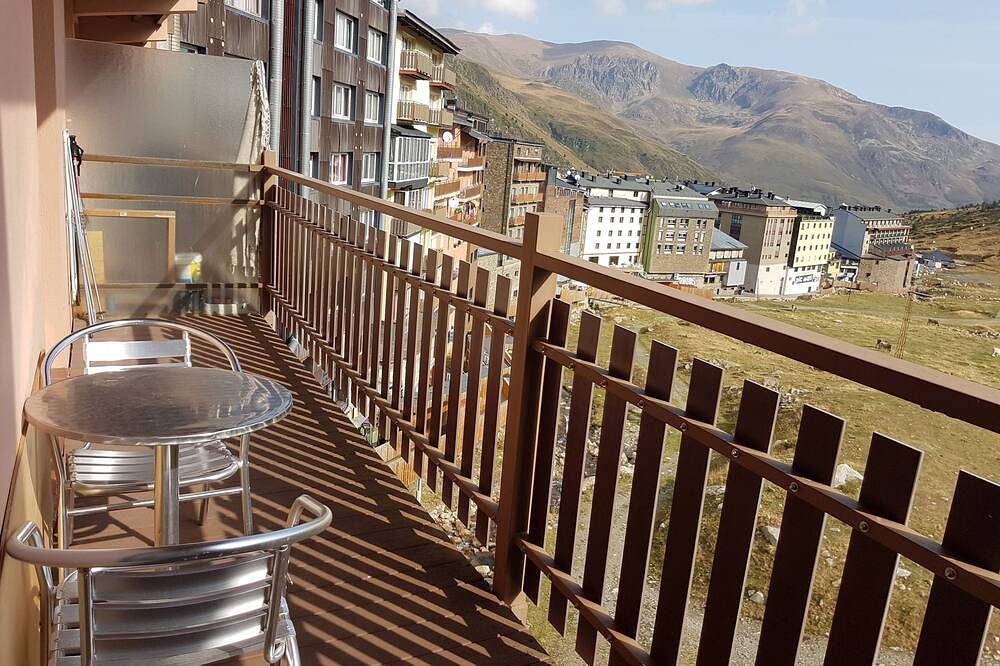 Entire apartment, 38 Chamois -appartment 5 persons- 10 m from slopes in Pas de la Casa, Grandvalira