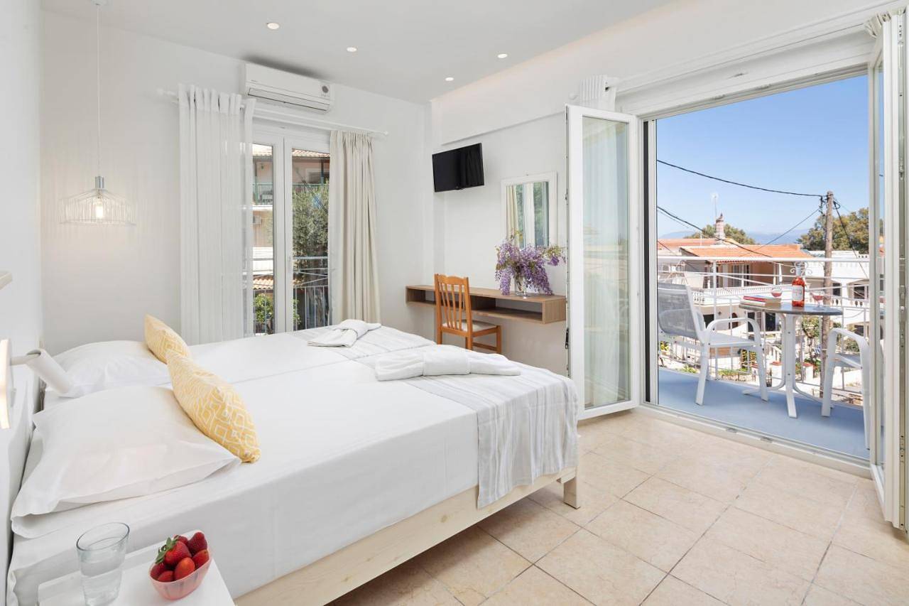 Bella Vista Beach Hotel in Benitses, Corfu, Corfou