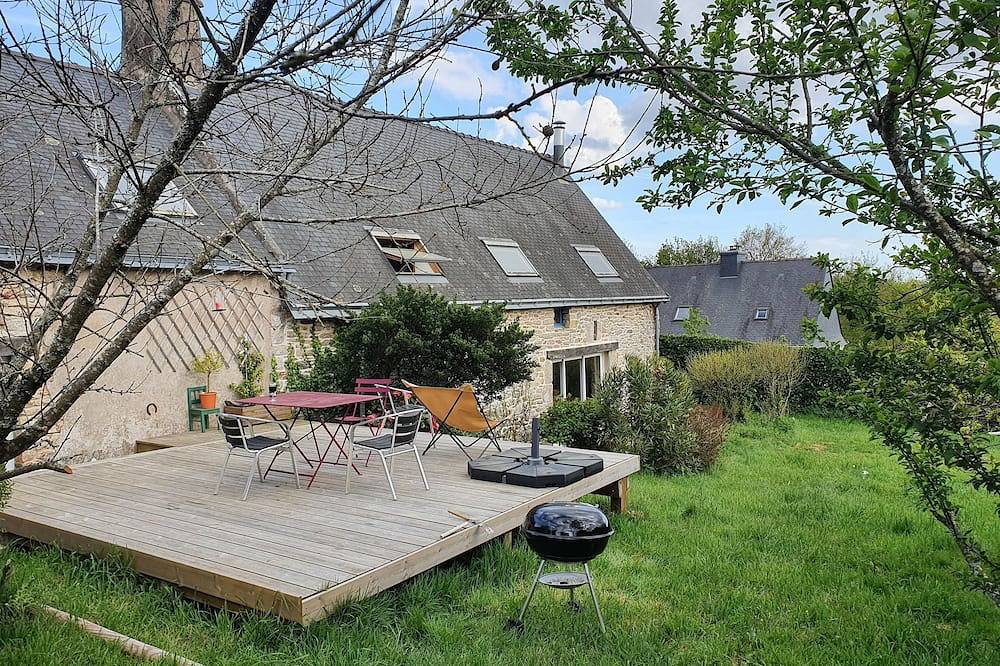 Longère (traditional long house) near the Golfe du Morbihan in Saint-Avé, Regional Natural Park of the Golfe du Morbihan