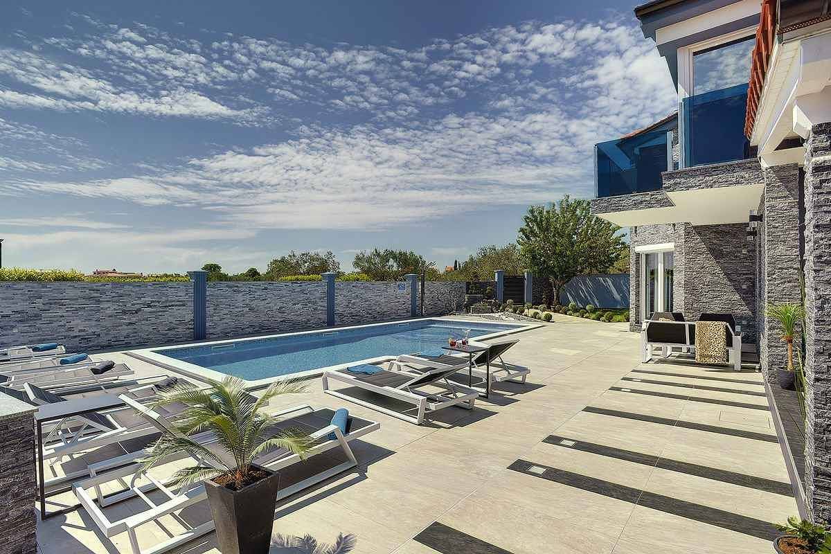 Villa mit Pool, gemütlichen Terrassen und Grill in Fazana, Südküste Istrien
