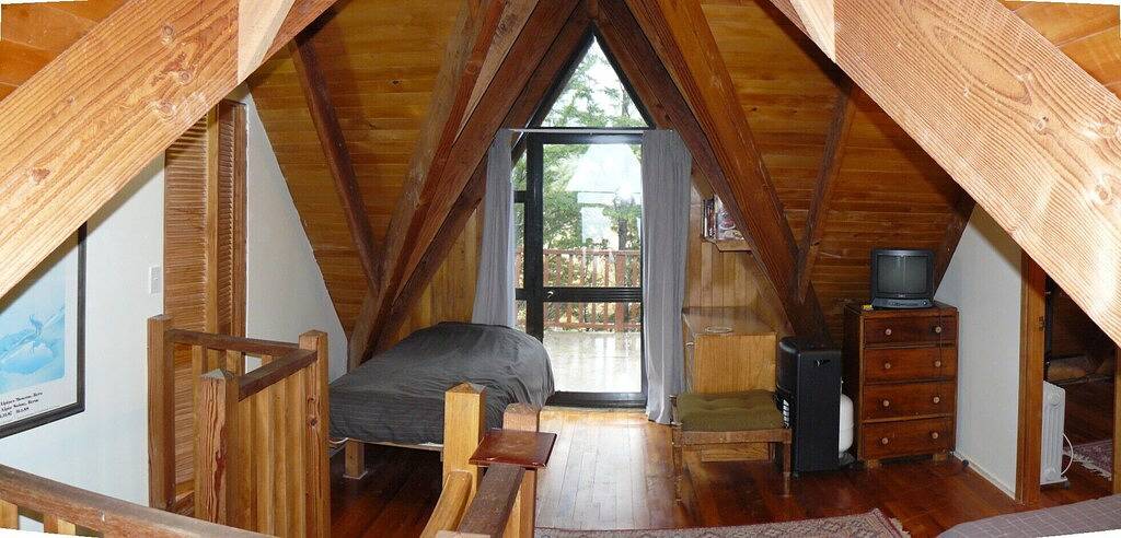Log cabin in the mountains with indoor climbing wall, perfect for a family. in Hurunui District