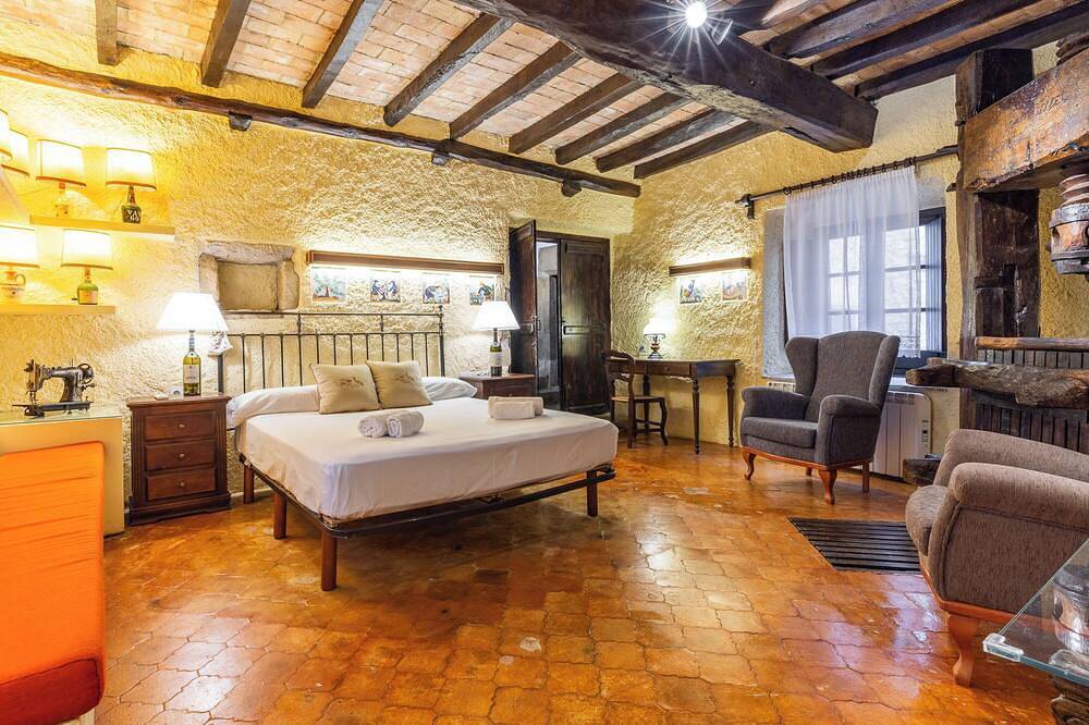 Mas Joanmiquel, Mas Joanmiquel - Masía del siglo Xvi con bosque privado in Vilademuls, Pla de l'Estany