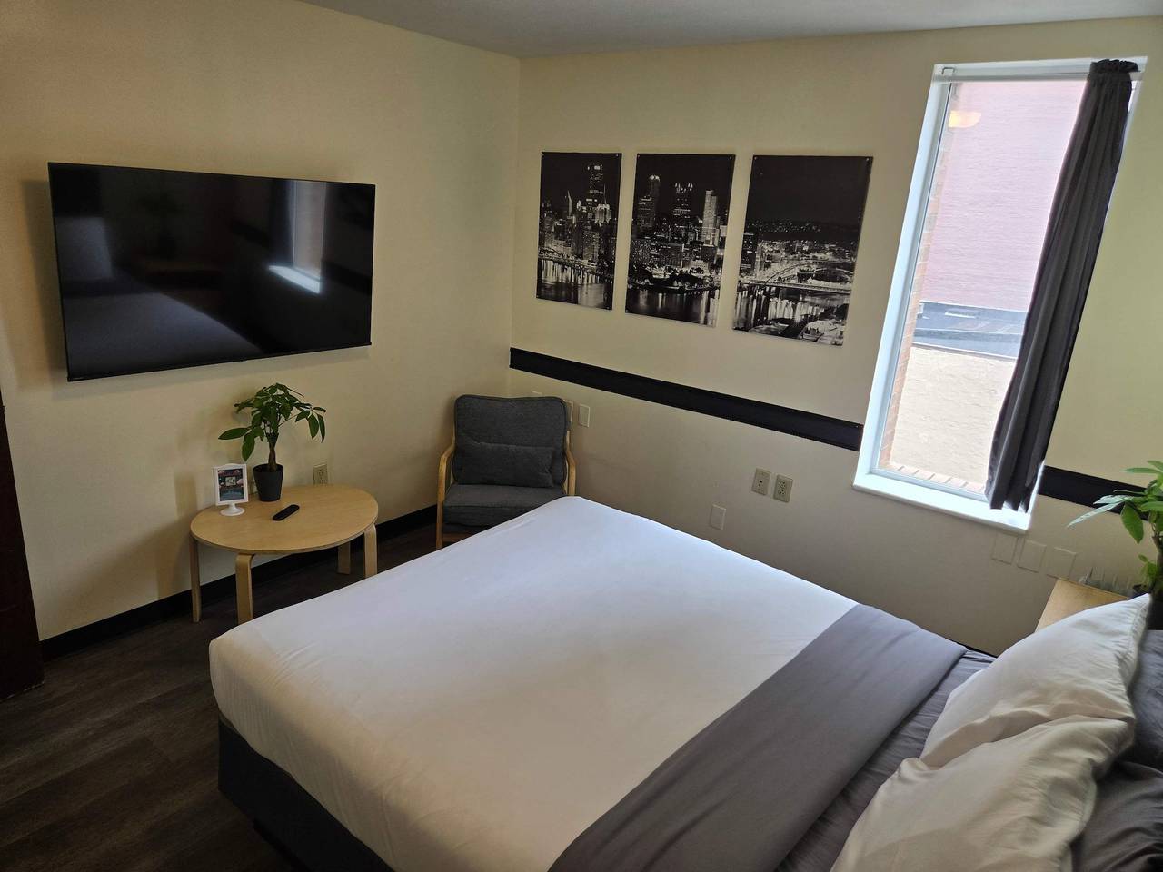 Entire apartment, Downtown Apt   Walk Everywhere   Clean   Safe in Pittsburgh, Allegheny County