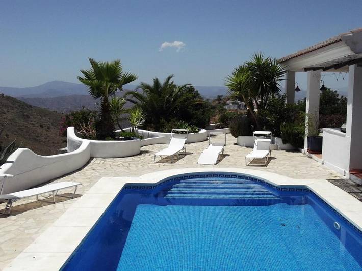 Casa rural para 8 personas, con terraza y jardín además de vistas y piscina en Canillas de Aceituno