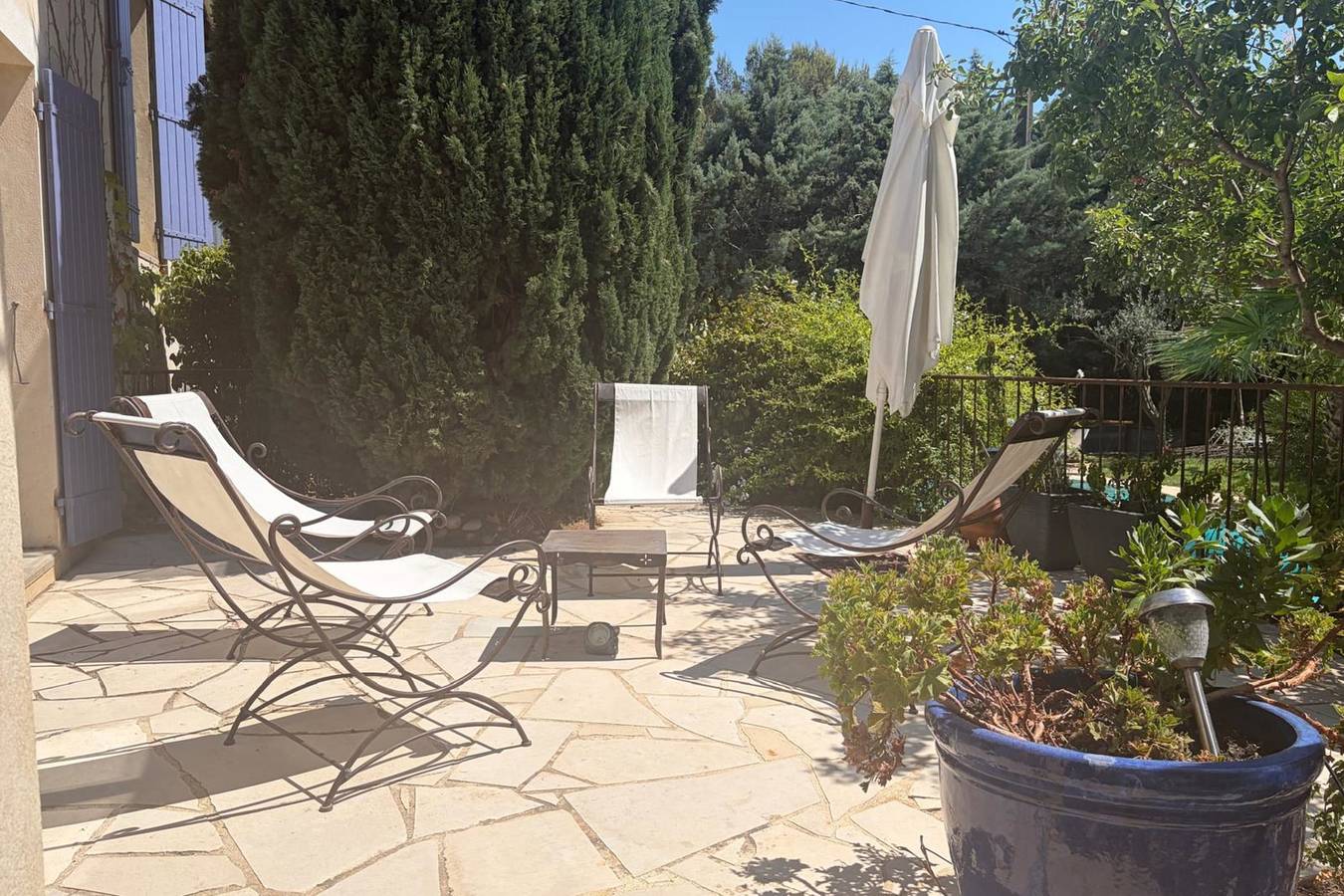 Entire apartment, House with swimming pool in Villeneuve-lès-Avignon in Villeneuve-lès-Avignon, Nimes region