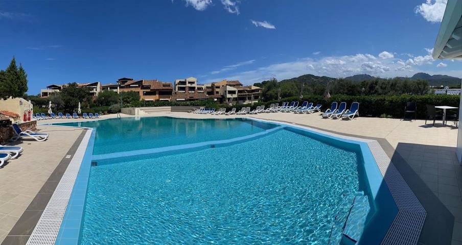 Appart’hôtel pour 5 personnes, avec bassin pour enfant et jardin ainsi que piscine et vue