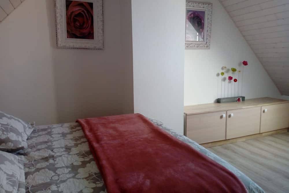 Walking distance to the beach, with a nice wiev on the see and the country. in Locmaria, Côte des Mégalithes