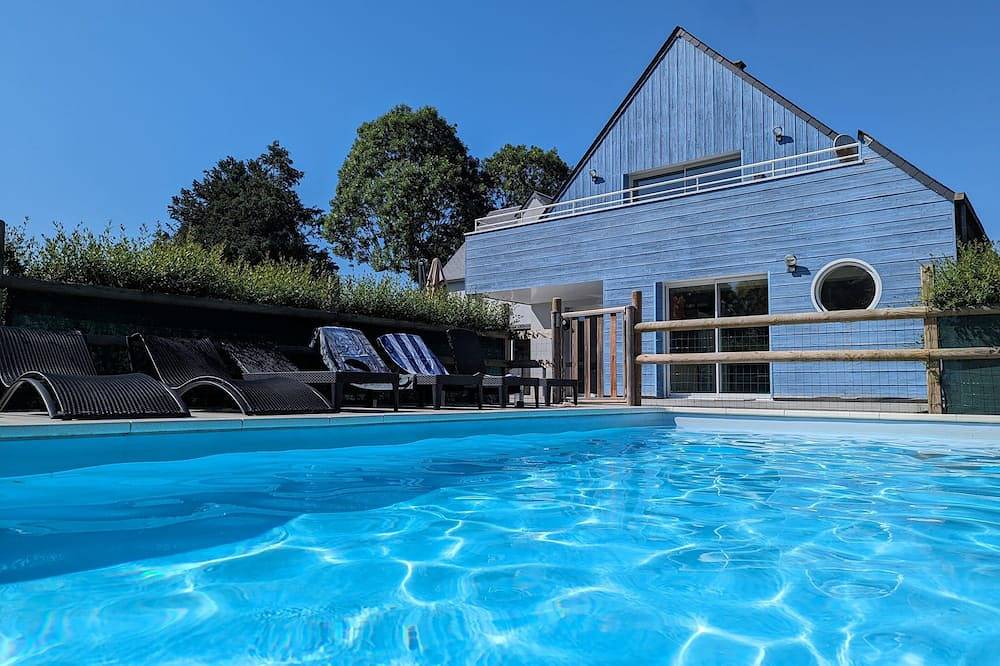 La Maison Bleue, piscine chauffée, sauna, spa, à 25min du Mont St-Michel in Marcey-les-Grèves, Baie du Mont-Saint-Michel