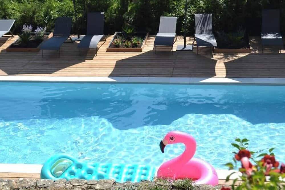 Nice A-C apartment for 6 between the sea and the mountain in Le Rouret, Mediterranean Coast (France)