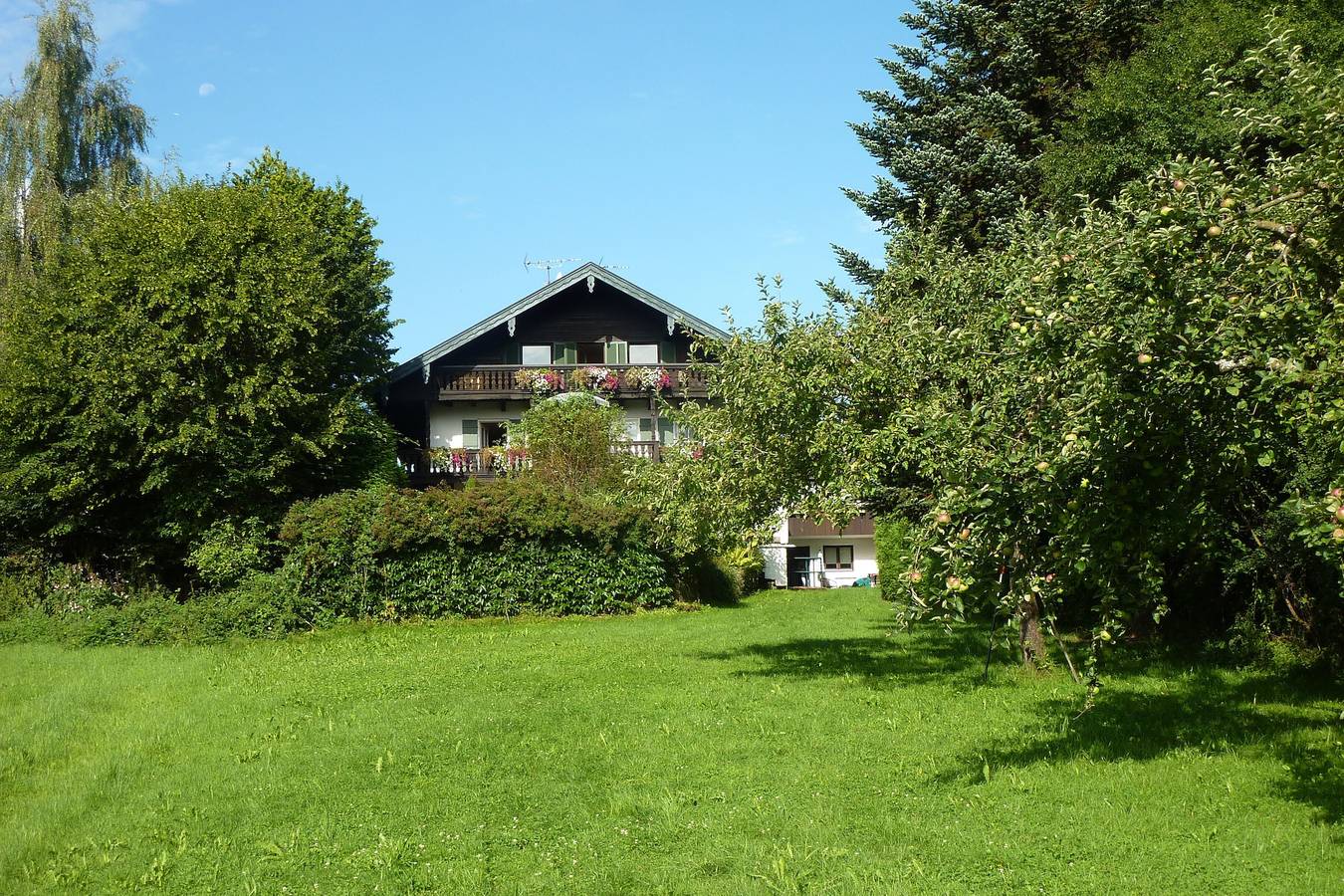 Ganze Wohnung, Ruhige, idyllische Lage, großer Balkon, Gemeinschaftsgarten in Gstadt am Chiemsee, Chiemsee